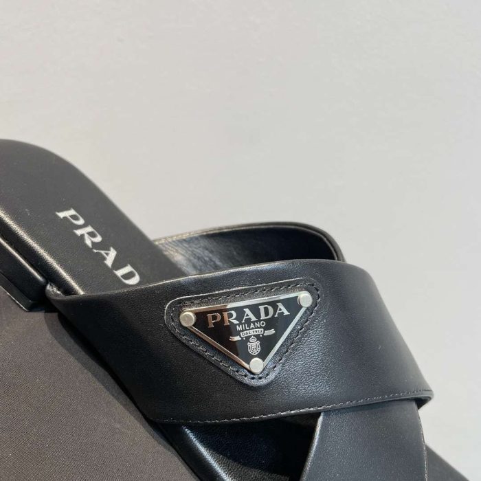 Prada 女式交叉带拖鞋黑色