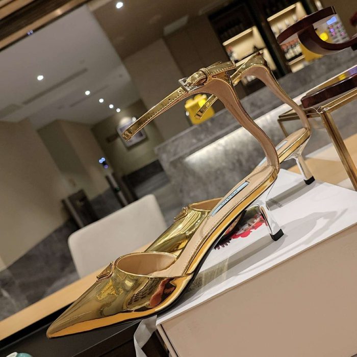 Prada Hilda 女士金色高跟鞋