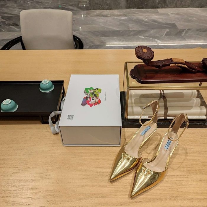 Prada Hilda 女士金色高跟鞋