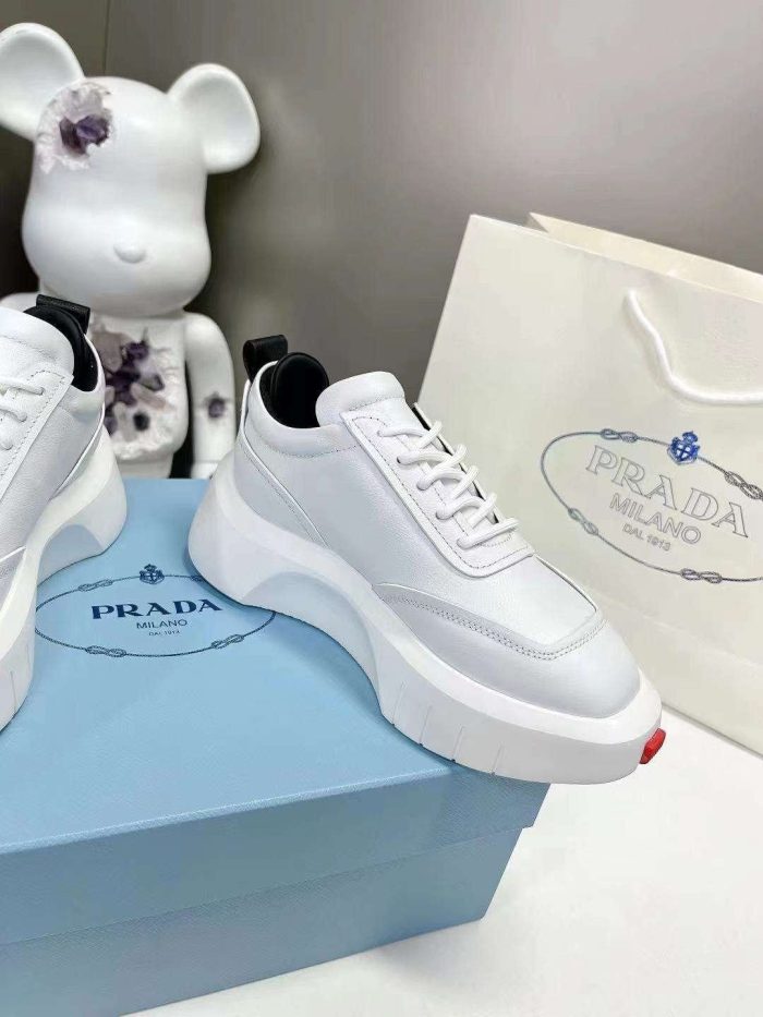 Prada 女式白色衬垫运动鞋