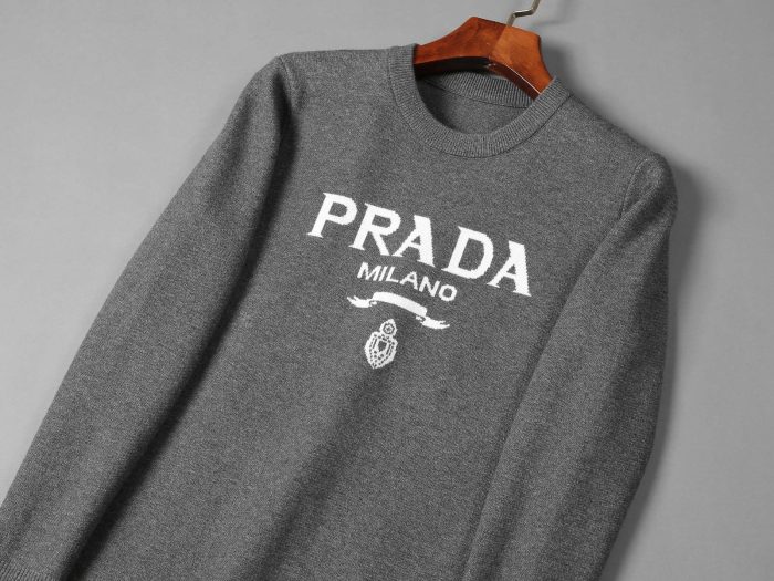 复刻普拉达（Prada） 男士灰色羊绒圆领毛衣