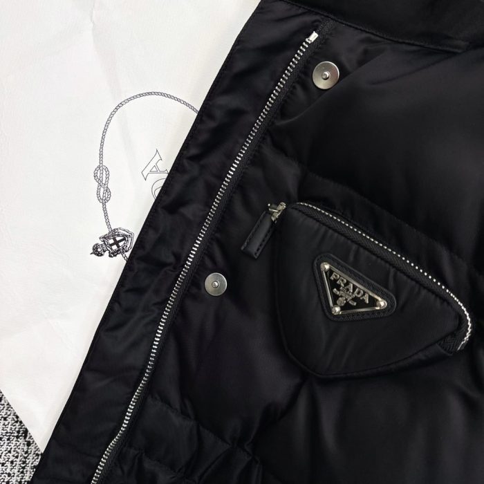 Prada 女式再生羽绒服黑色