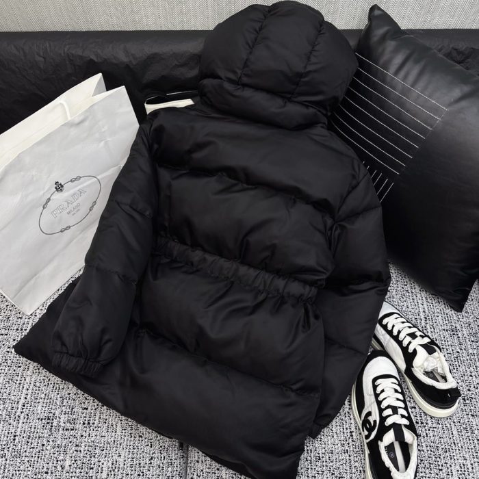 Prada 女式再生羽绒服黑色