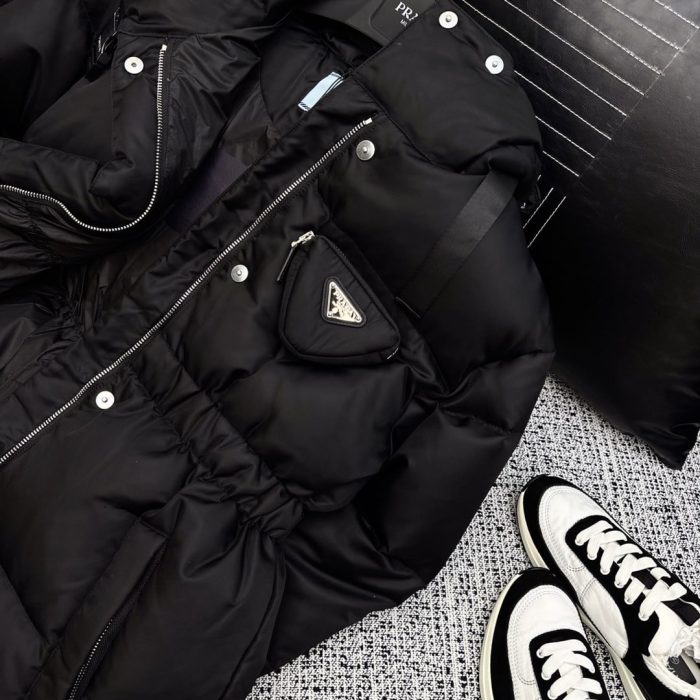 Prada 女式再生羽绒服黑色