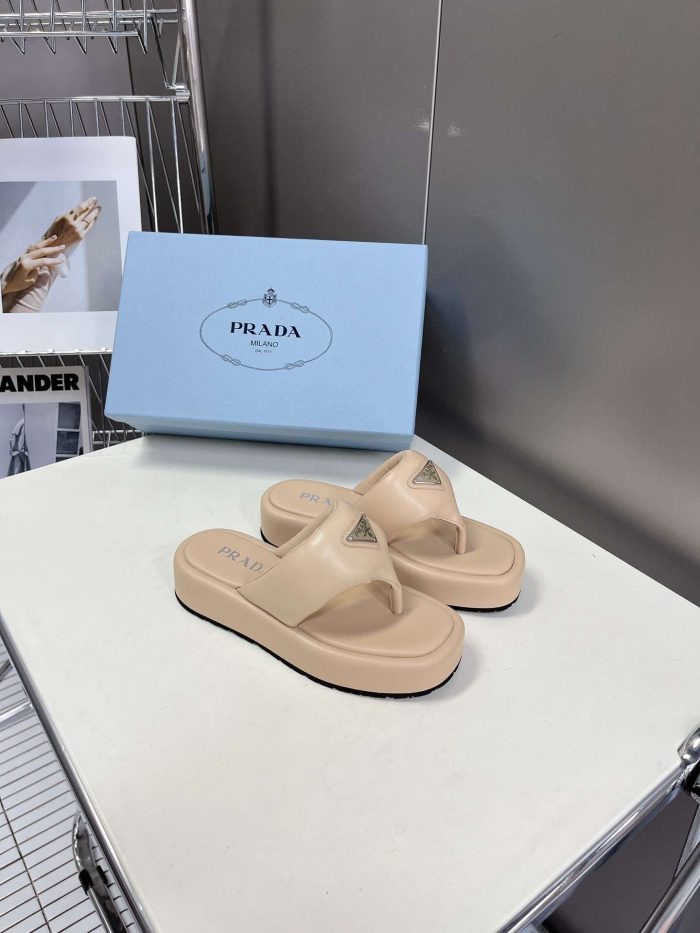 Prada 女士软垫纳帕坡跟凉鞋奶油色