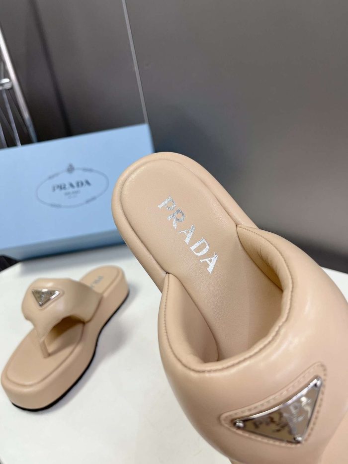 Prada 女士软垫纳帕坡跟凉鞋奶油色