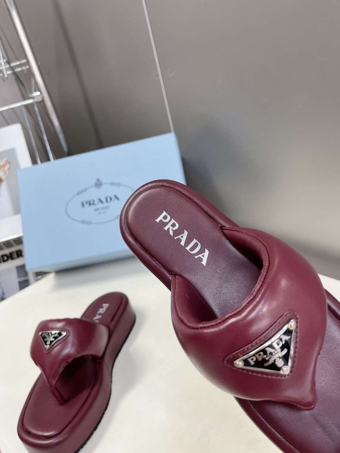 Prada 女式软垫纳帕皮坡跟凉鞋酒红色