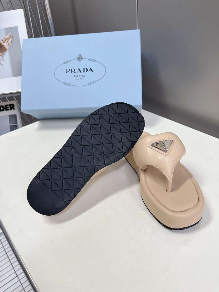Prada 女士软垫纳帕坡跟凉鞋奶油色