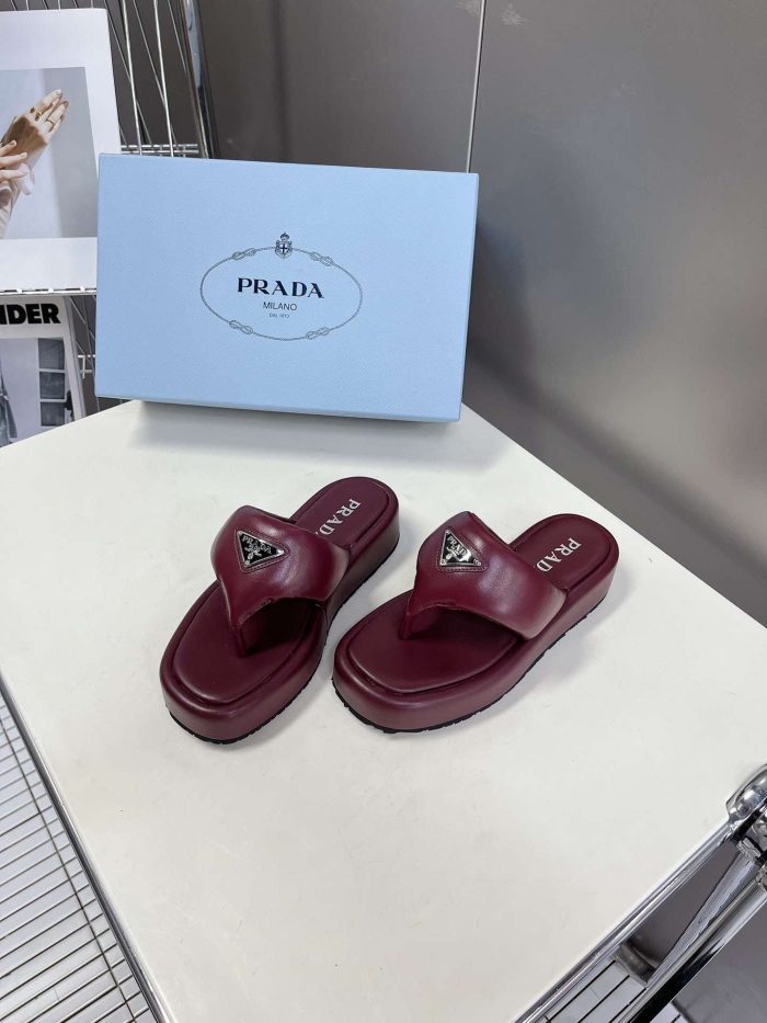 Prada 女式软垫纳帕皮坡跟凉鞋酒红色