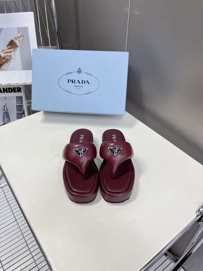 Prada 女式软垫纳帕皮坡跟凉鞋酒红色