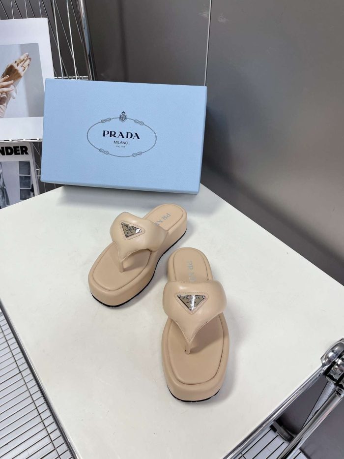 Prada 女士软垫纳帕坡跟凉鞋奶油色