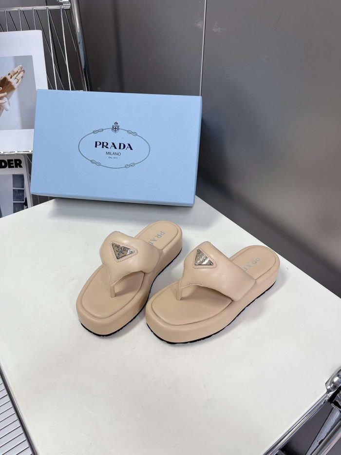 Prada 女士软垫纳帕坡跟凉鞋奶油色
