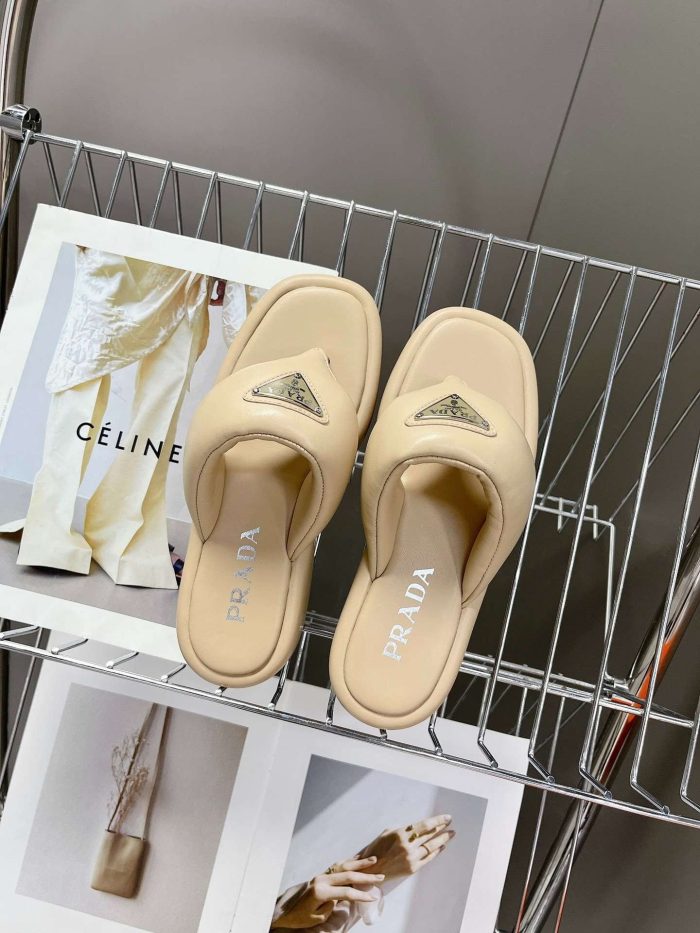 Prada 女士软垫纳帕坡跟凉鞋奶油色