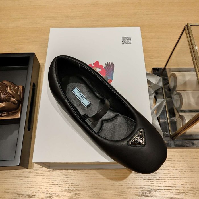 女式黑色软垫纳帕皮芭蕾舞鞋