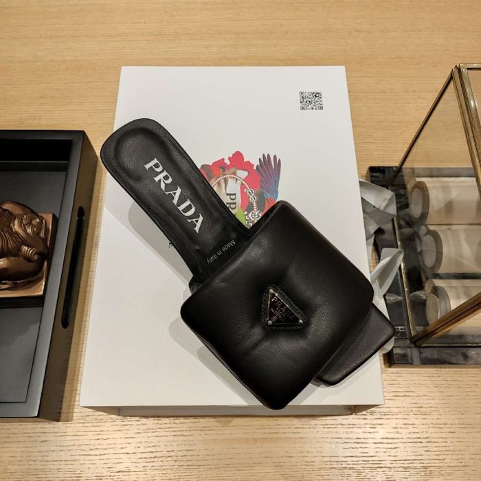 女式软垫纳帕皮拖鞋（黑色）