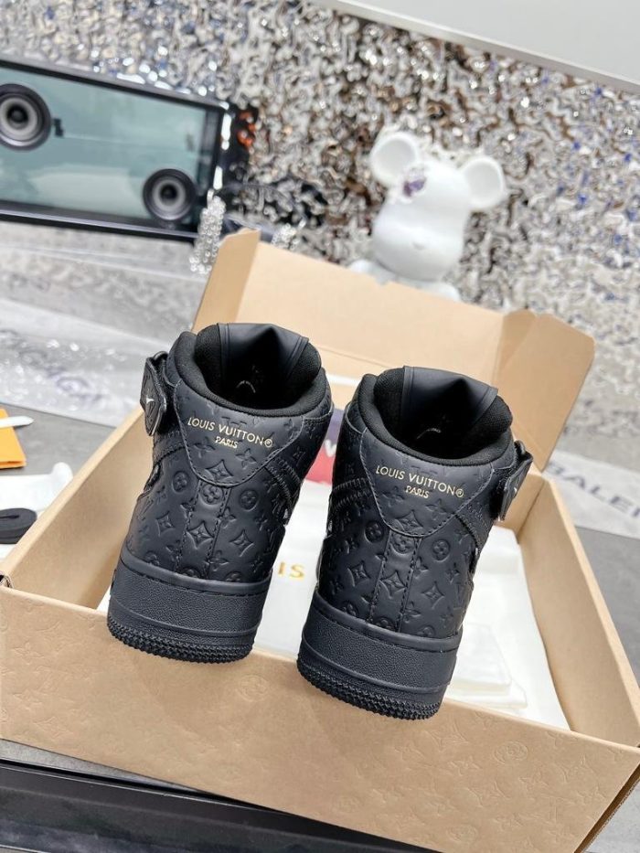 高仿Louis Vuitton 和 Nike Air Force 1 By Virgil Abloh 全黑/白标签男士、男鞋