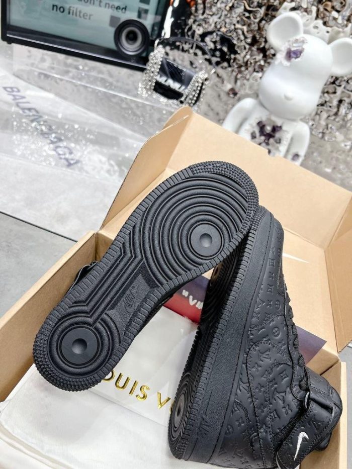 高仿Louis Vuitton 和 Nike Air Force 1 By Virgil Abloh 全黑/白标签男士、男鞋