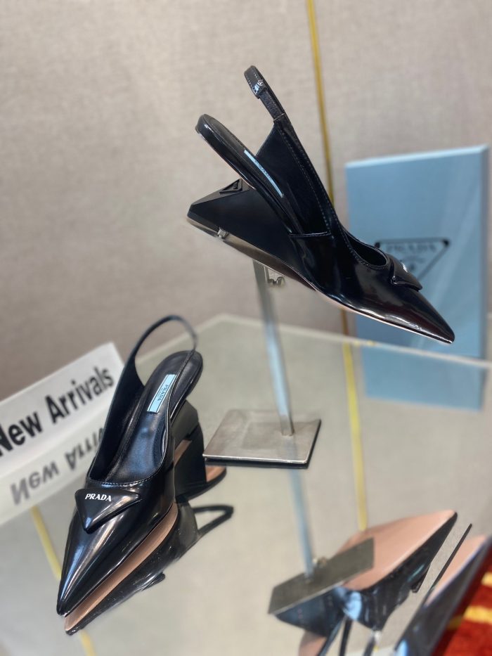 Prada 女式拉绒露跟高跟鞋黑色 2.6 英寸/65 毫米 PRD 1I885M_055_F0002_F_A065
