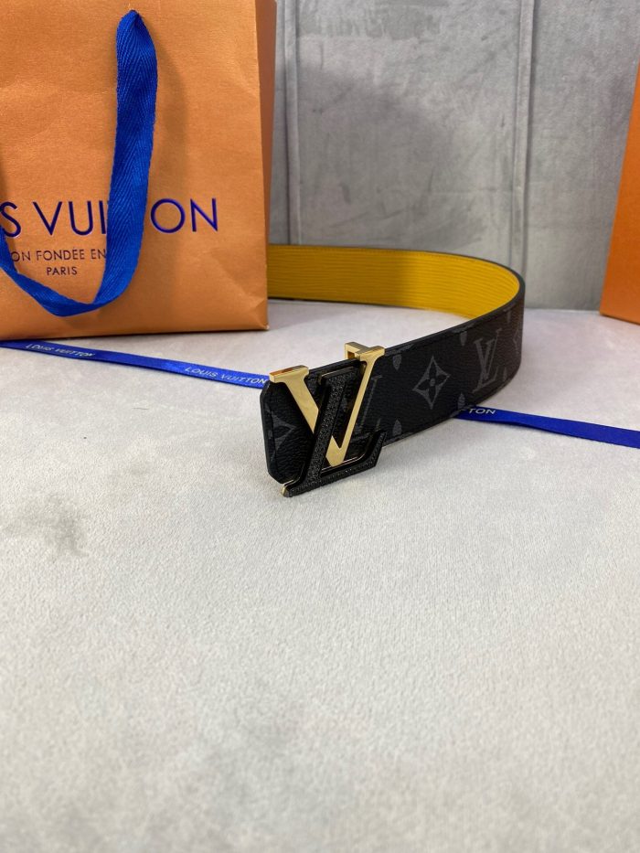 高仿Louis Vuitton 首字母双面 LV 腰带 Monogram Eclipse Monogram 带黑色/金色五金配件 LV 女士腰带