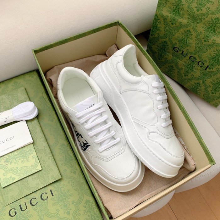 Gucci 女式运动鞋白色带 Gucci 印花女式 670408 1XL10