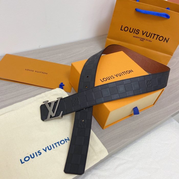 高仿Louis Vuitton 首字母双面 LV 腰带 Damier 压纹银色五金配件 LV 女士腰带 LV