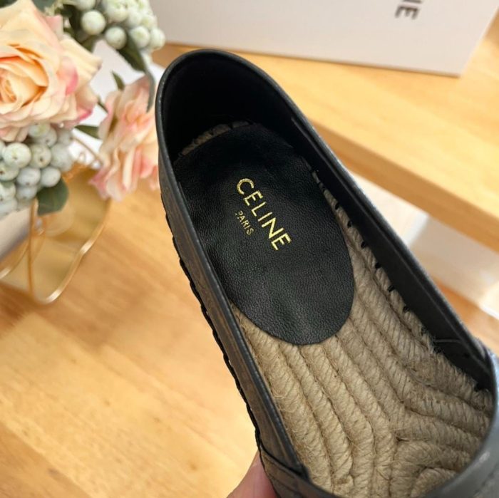 CELINE 女式 Triomphe 签名黑色和棕色帆布平底麻底鞋