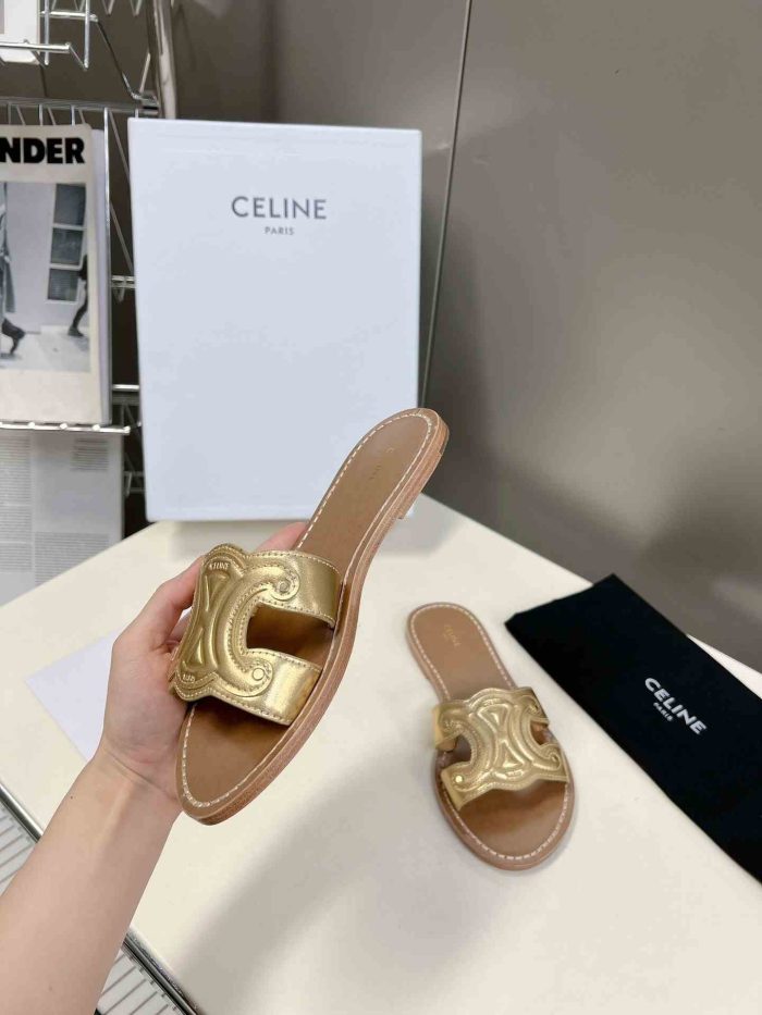 CELINE Triomphe 女式金属化 Gole 色调穆勒鞋