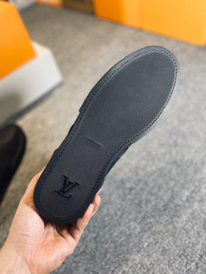 路易威登 男士黑色搭配运动鞋 LV