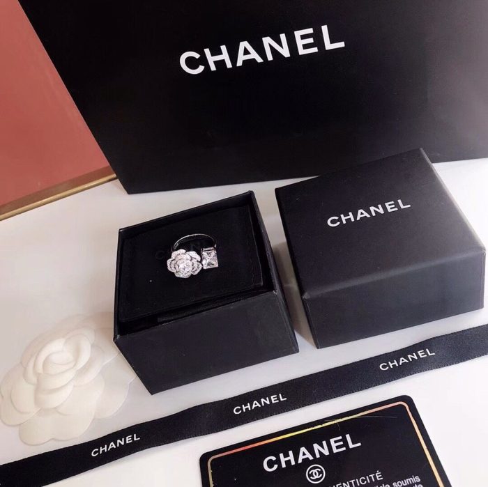 Chanel 戒指 1.5 山茶花 5 allures 纯银 品质：1:1 尺寸：可调节 附赠 Chanel 盒子