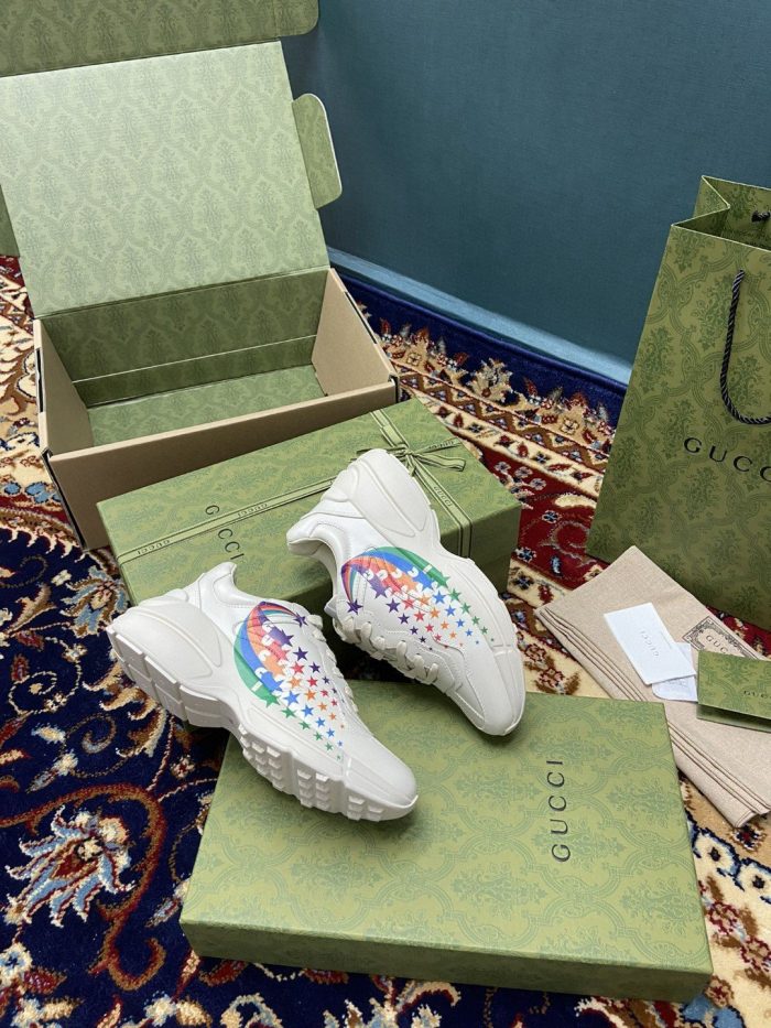 Gucci 女式 Rhyton 运动鞋搭配 Gucci 星星白色象牙色女式 684899
