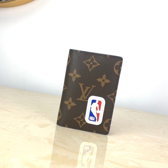 Louis Vuitton LV x NBA 男士口袋收纳包 Monogram 帆布，男士钱包 4.3 英寸/11 厘米 LV M80104