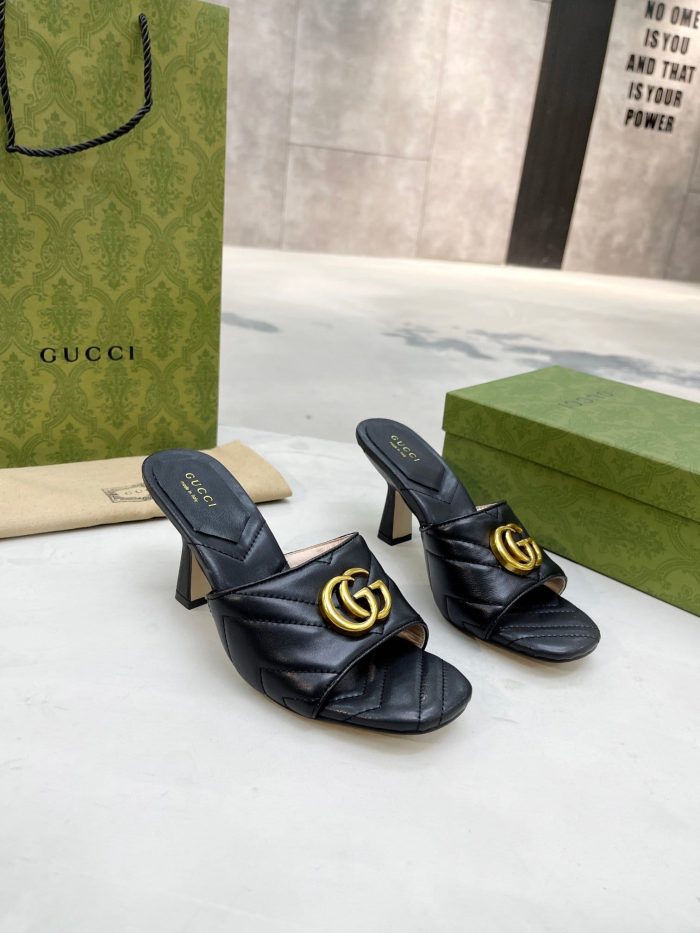 Gucci 双 G 拖鞋 V 形马特拉塞黑色女式 GG 674839 BKO00 1000