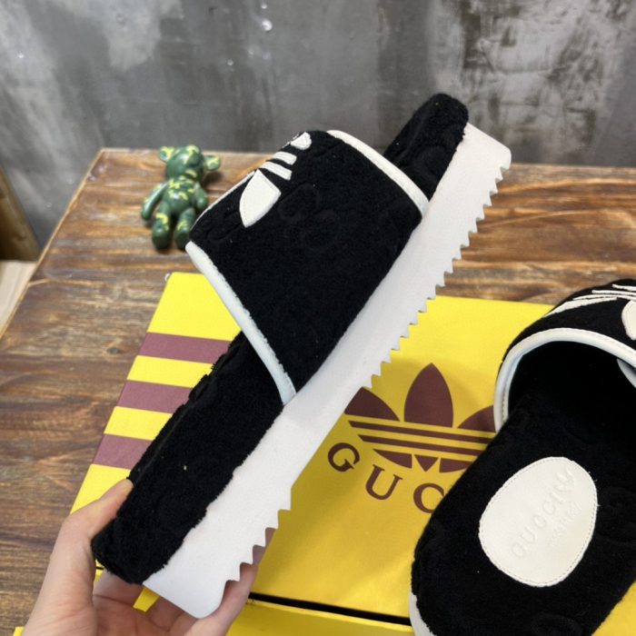 Gucci x Adidas 男士厚底 GG 凉鞋黑色 702412