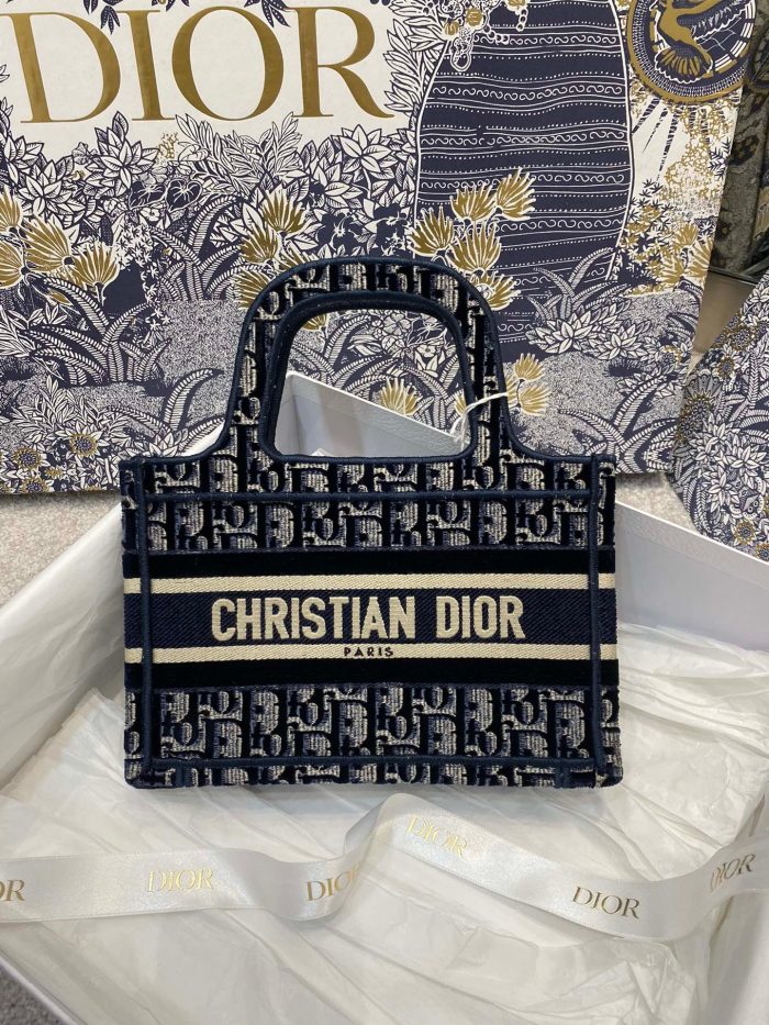 Christian Dior 迷你 Dior Book Tote 蓝色 Dior Oblique 刺绣，蓝色/黑色，适合女士 女士手袋，9 英寸/23 厘米 CD S5475ZRIW_M928（可根据要求提供姓名刺绣）