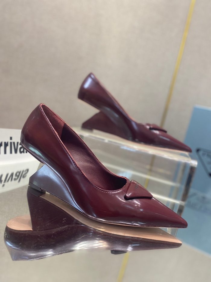 Prada 女式拉丝高跟鞋酒红色 2.6 英寸/65 毫米 PRD