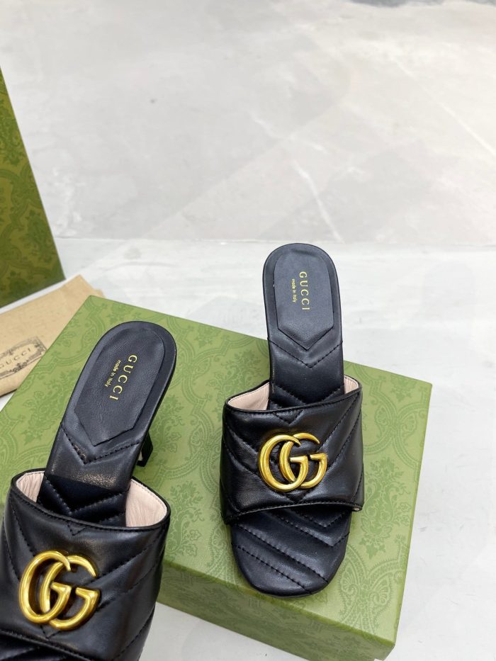 Gucci 双 G 拖鞋 V 形马特拉塞黑色女式 GG 674839 BKO00 1000