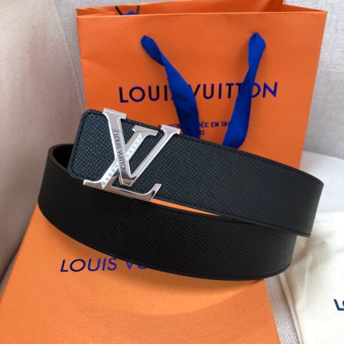 高仿Louis Vuitton 首字母缩写双面 LV 腰带配银色五金件 LV 女士腰带 LV