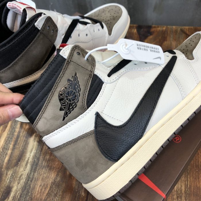 Travis Scott x Nike Air Jordan 1 Retro High OG Mocha 和白色女式运动鞋，女鞋