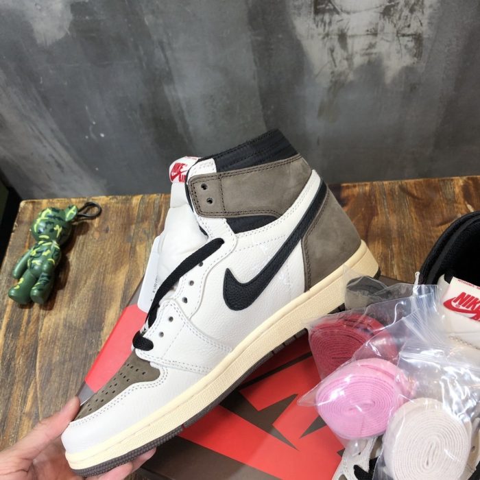 Travis Scott x Nike Air Jordan 1 Retro High OG Mocha 和白色女式运动鞋，女鞋