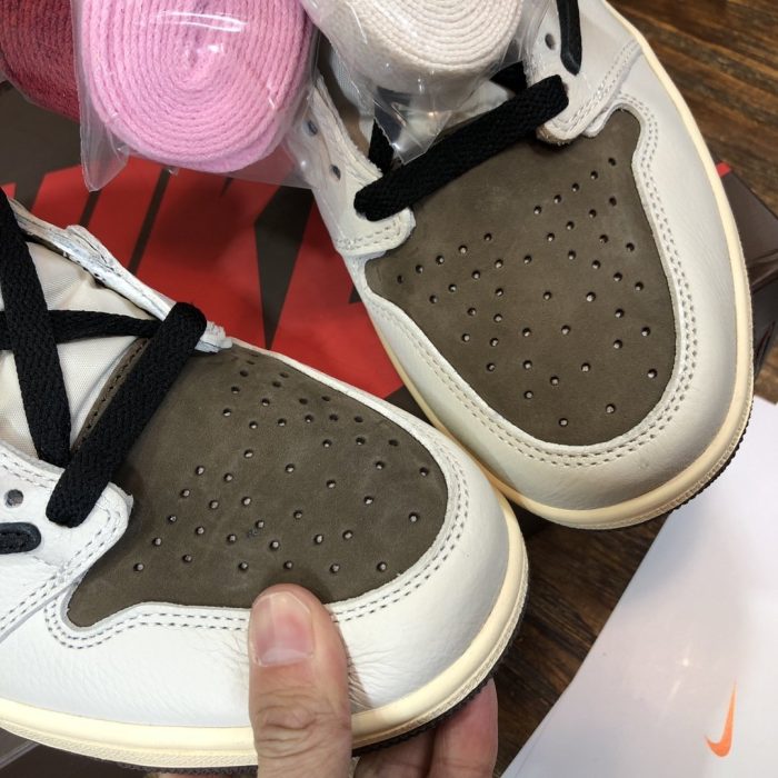 Travis Scott x Nike Air Jordan 1 Retro High OG Mocha 和白色女式运动鞋，女鞋