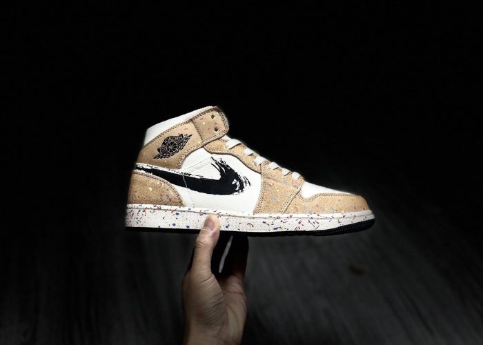 Nike Air Jordan 1 Mid Beige With Brushlines 女式运动鞋，女鞋