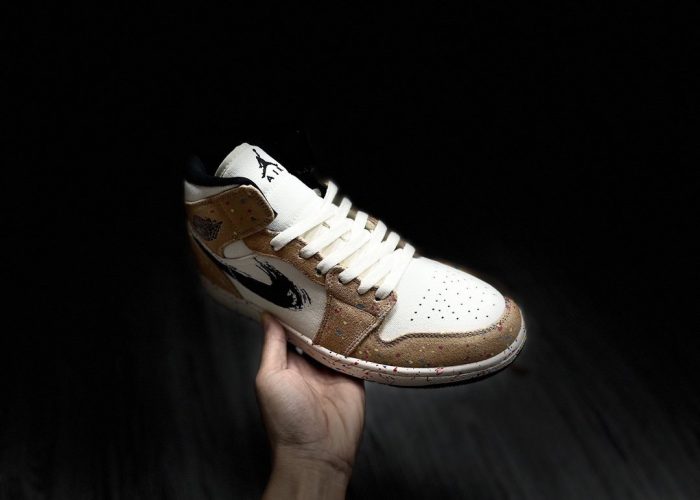 Nike Air Jordan 1 Mid Beige With Brushlines 女式运动鞋，女鞋