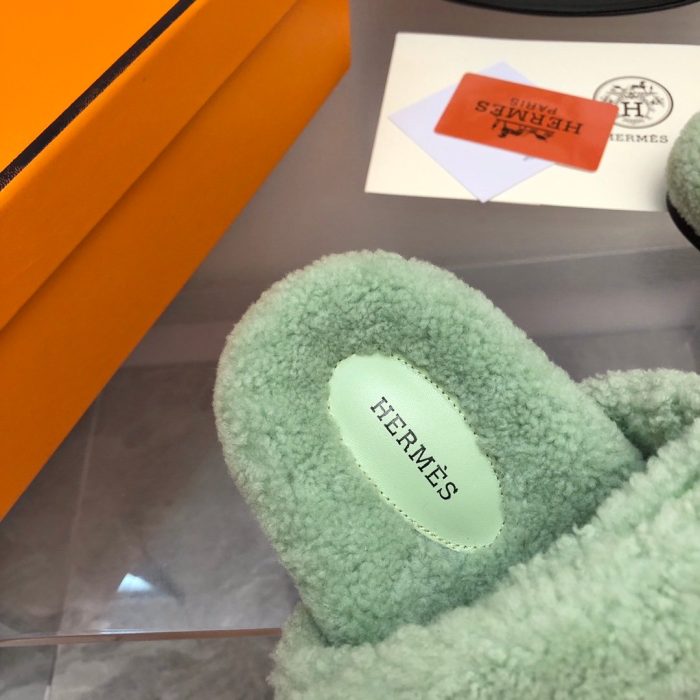爱马仕 (Hermes) 女式西普凉鞋亮绿色