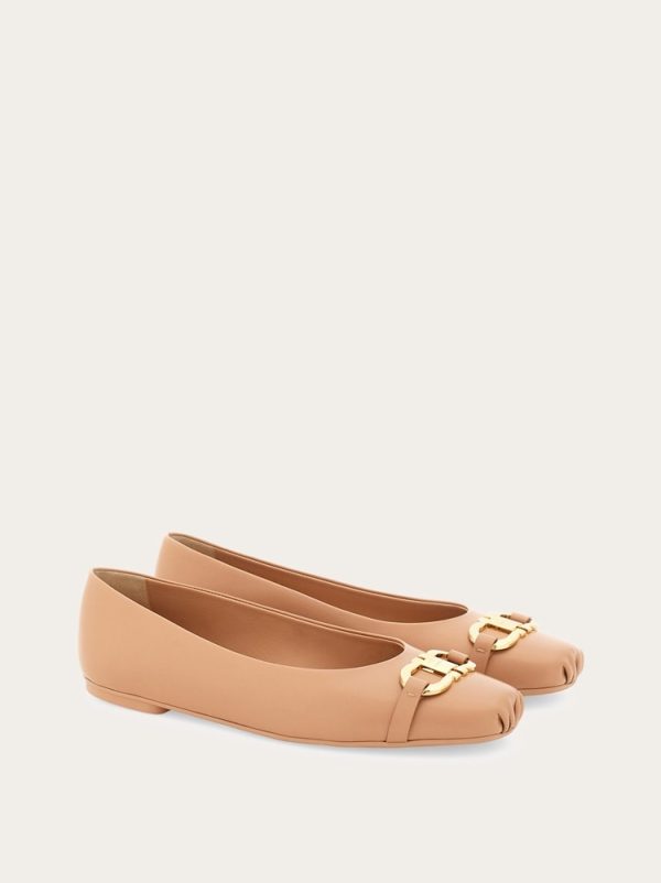 Ballet flat with Gancini ornament
